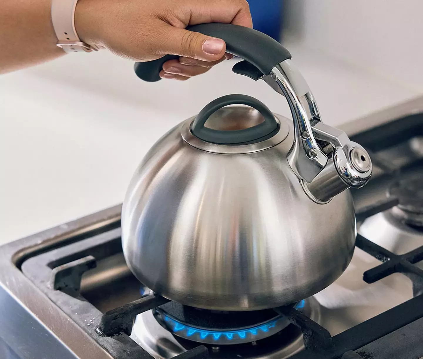 Making hot water with gas cookstove